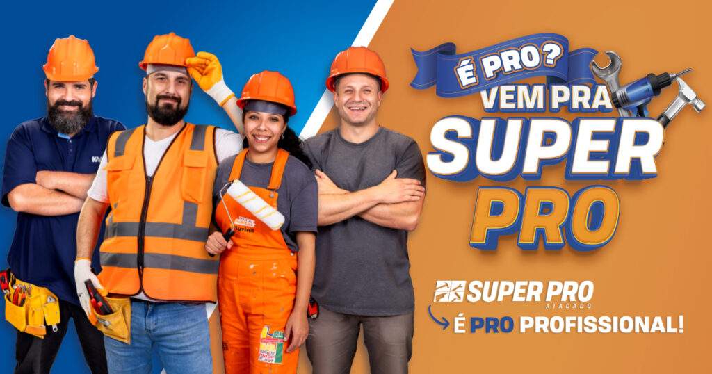 Material da campanha com fundo em azul e laranja, profissionais alinhados à esquerda, todos com capacete profissional laranja e uniformizados. Alinhado à direita está a logo da campanha.