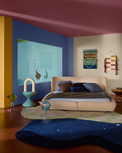 Cama em quarto todo personalizado com as cores tendência 2025, objetos e paredes.